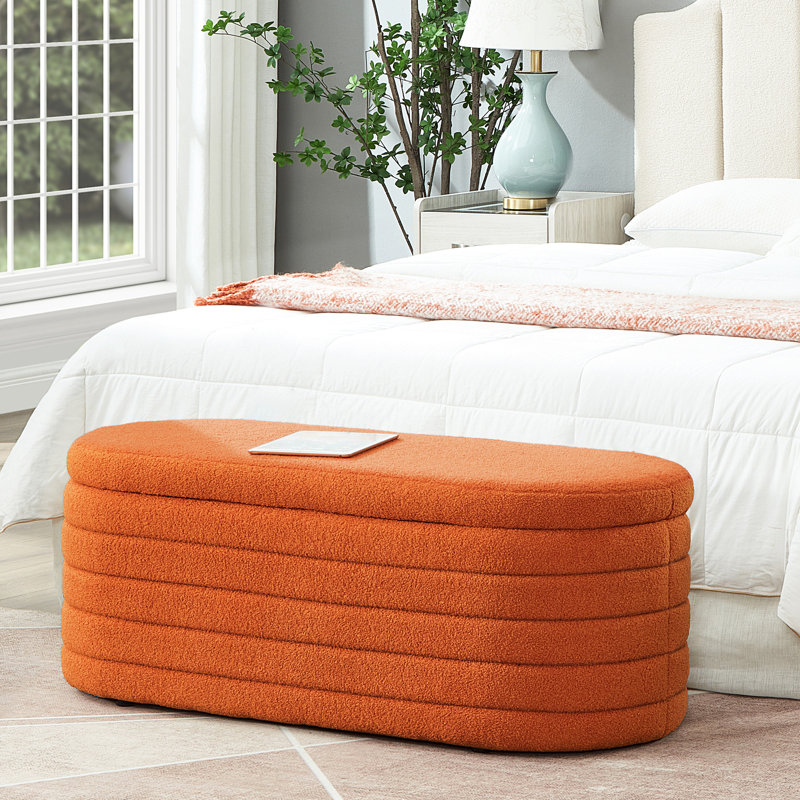 Banc de rangement orange de luxe - Un design exquis et une fonctionnalité optimale, avec un rembourrage moelleux pour une assise confortable.