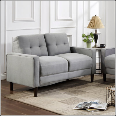 Causeuse capitonnée Harvey avec design classique et sièges confortables pour petits espaces de vie