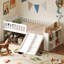 Structure de lit simple avec tablette de rangement, structure de lit en bois avec glissoire et échelle, lit plateforme simple avec garde-corps-677651447