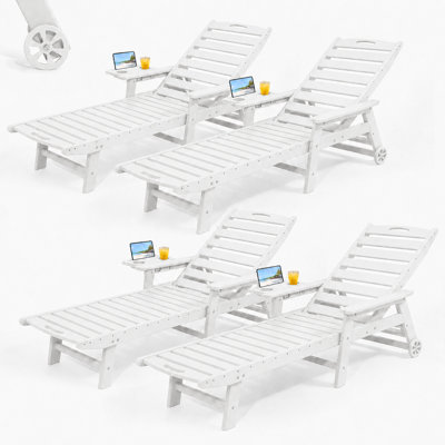 Chaise longue de piscine en polyéthylène haute densité toutes saisons avec roulettes et table d'appoint pliable, chaise de plage inclinable réglable à 5 positions avec trou pour parasol pour la terrasse de la piscine