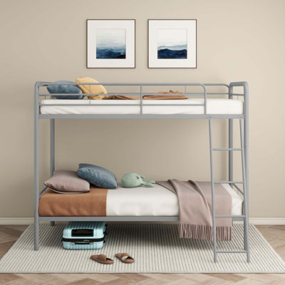 Lit superposé simple au-dessus d'un lit simple moderne avec un design peu encombrant