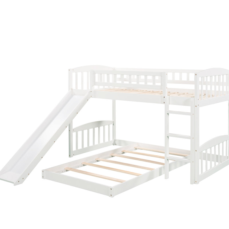 Lit simple au-dessus d'un lit superposé blanc avec glissade intégrée et installation latérale, construction en bois de pin massif, idéale pour les petites chambres à coucher, lignes grises, ensemble de lattes blanches, cadre réversible équipé
