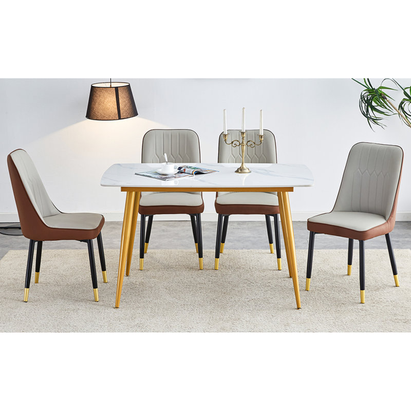 Ensemble de table et de chaises: table moderne avec plateau en imitation marbre blanc et pieds en métal doré, jumelée à 4 chaises en cuir synthétique