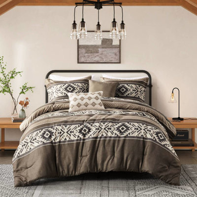 Édredon 5 pièces avec coussins décoratifs, double / grand, rayure à chevrons de couleur brune. Matériau, rembourrage, lavable à la machine et nettoyage des taches pour lit double / grand. Tissu, tissu propre