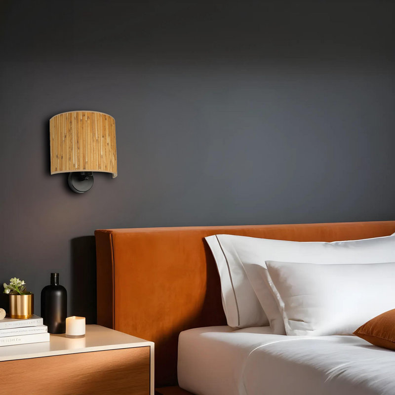 Lampe murale élégante avec corps en métal et capuchon en bambou, finition noire et chêne | Dimensions: 7,9 po x 9,8 po x 9,8 po | Douille E27, 40 W maximum, indice de protection IP20 | Parfait pour le salon, la chambre à coucher et les décors modernes