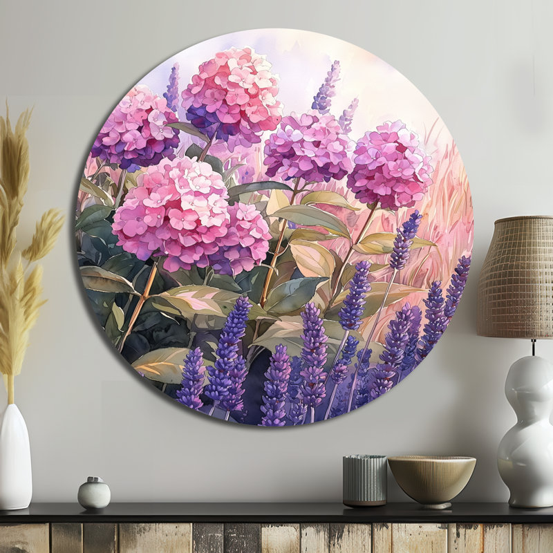 Hortensias dans un champ de lavande I - décoration murale traditionnelle en métal rose, H 16 po x l 16 po