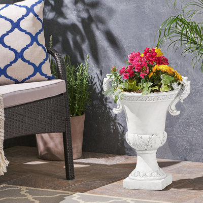 Jardinière en béton exquise avec un design romain pour une plantation polyvalente