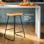 Tabouret de comptoir Mason beige clair avec siège courbé en bois massif et pieds en métal noir