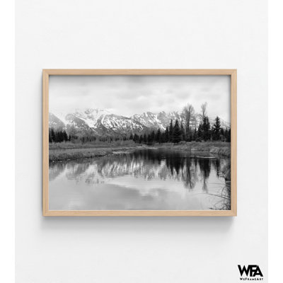 Montagnes et forêt, photographie de paysage en noir et blanc, impressions esthétiques à l'extérieur, forêt d'hiver nuageuse et impression de photos de lac