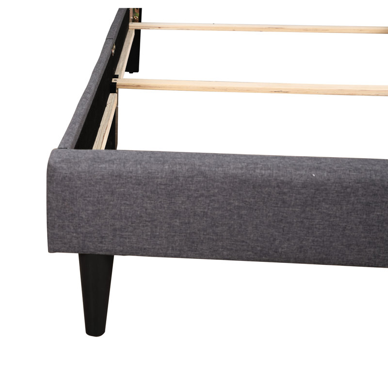 Lit simple gris avec rembourrage en mousse pour plus de confort