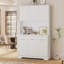 Grande armoire de rangement blanche cannelée avec station de charge et lumière DEL | Tablettes réglables, comptoir ouvert et tiroirs de rangement, grand garde-manger pour la cuisine, la salle à manger et le salon