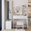 Armoire à miroir pleine grandeur avec coiffeuse à DEL, tabouret rembourré et plusieurs prises de courant, idéale pour les postes de maquillage élégants et fonctionnels.-1295402676