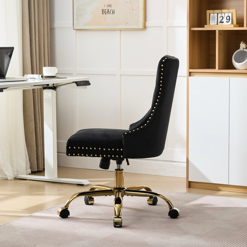 Fauteuil de bureau au design américain moderne, noir, revêtement en velours, pivotant et réglable, piètement en métal doré électroplaqué, boutons, finitions cloutées artisanales, confort durable pour un intérieur élégant, noir