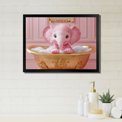 Kenyell, un mignon éléphant assis dans une élégante baignoire dorée II - art mural de salle de bain