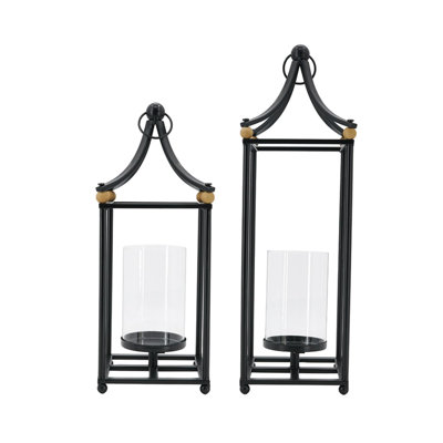 Ensemble de 2 lanternes à structure en fer noir mat avec accents en bois de pin et photophore en verre transparent pour la décoration de table et de plancher avec bougies. Grande et petite taille : 16,5 x 16,5 x 53 cm et 16,5 x 16,5 x 42 cm.