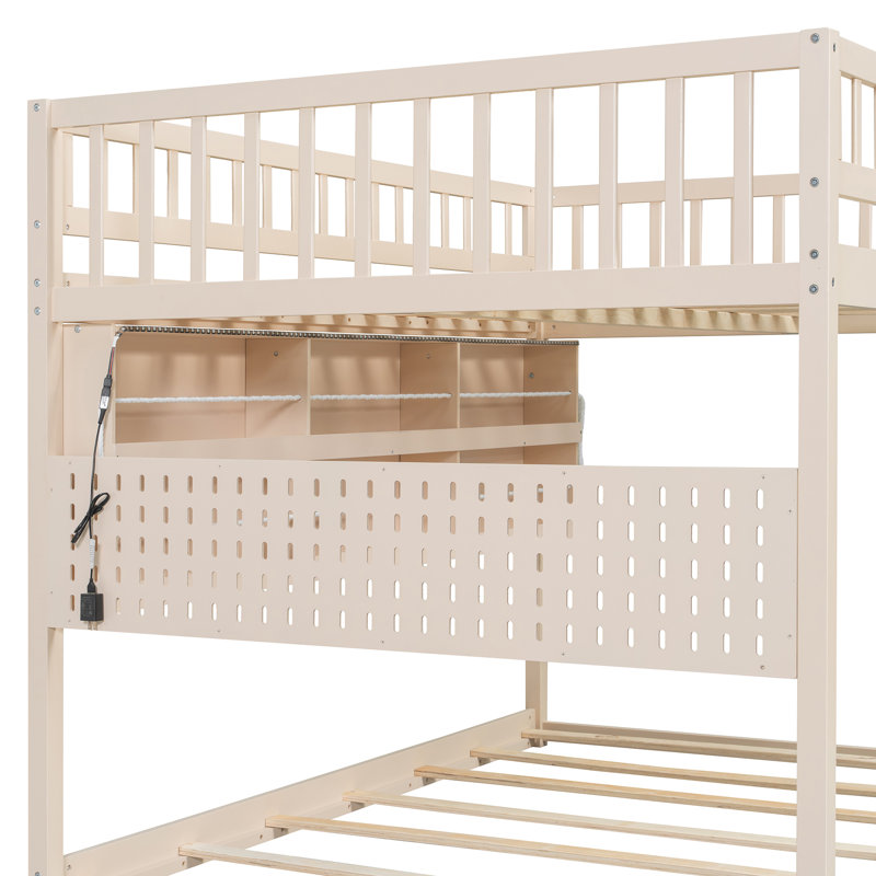 Lit double superposé double au dessus d'un lit double avec tablettes lumineuses et panneau perforé, Beige
