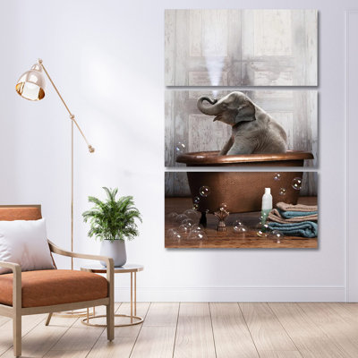 «Elephant In The Tub On Canvas» par Domonique Brown