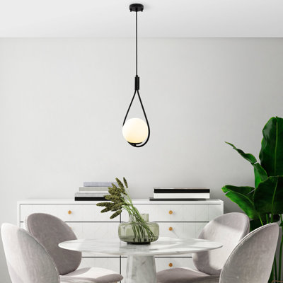 Lustre noir élégant avec hauteur ajustable, corps en fer, 53,1 po x 5,9 po | Capuchon en verre, douille E27 (40 W maximum), parfait pour la salle à manger et les espaces de vie, indice de protection IP20, diamètre de la plaque de base: 5,1 po, hauteur: 53,5 po