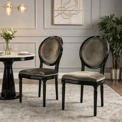 Chaise de salle à manger vintage de style campagnard français, revêtue de velours, avec pieds cannelés et élégant dossier rond pour un confort d'assise optimal.