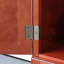 Armoire 8 portes avec 4 tablettes en cerisier pour rehausser la fonctionnalité de la maison