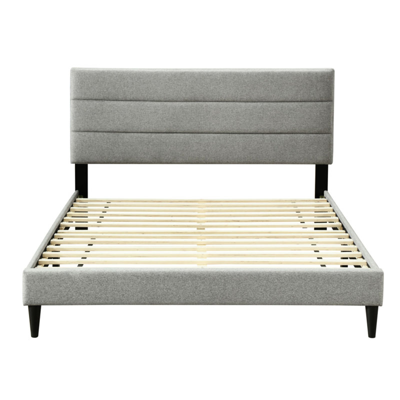 Grand lit gris dans une boîte avec tête de lit en tissu
