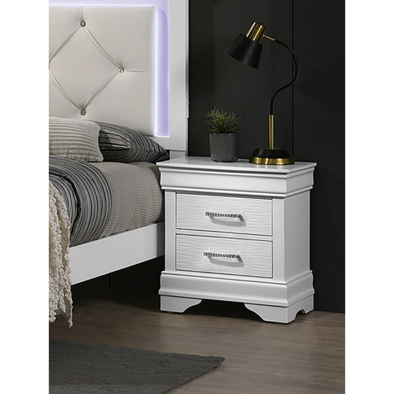 Table de chevet de style moderne en blanc avec deux tiroirs et des accents en forme de losange pour une chambre à coucher Spacieuse élégance éblouissante