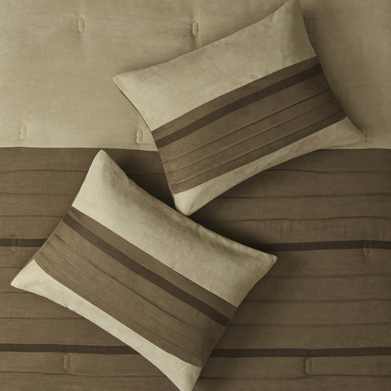 Ensemble d'édredon 7 pièces Natural King. Style transitionnel en faux suède. Fusionne le confort et la mode. Comprend un édredon, des taies décoratives, 3 coussins décoratifs et une jupe de lit. . Lavable à la machine pour un entretien facile