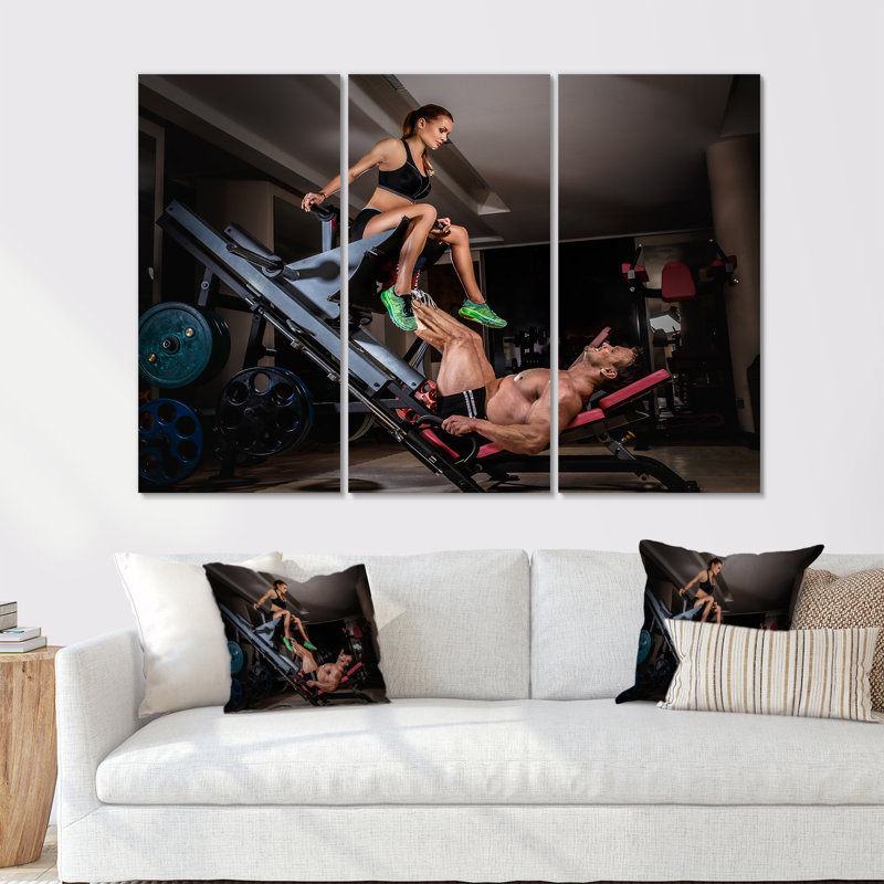 «Man Doing Leg Presses With His Trainer» - Ensemble de décoration murale aérobie et musculation, H 40 po x l 60 po