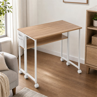 Bureau d'ordinateur mobile et pliable de couleur bois naturel avec tablette, sac de rangement latéral et roulettes pivotantes. Idéal pour les petits appartements et les maisons.