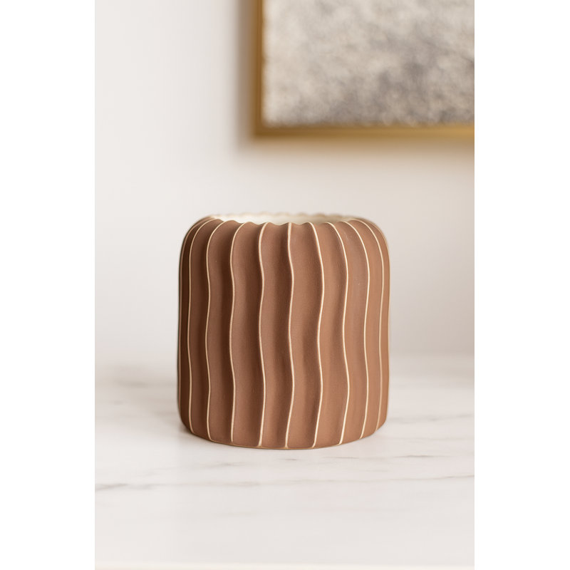 Vase en céramique nervuré ondulé