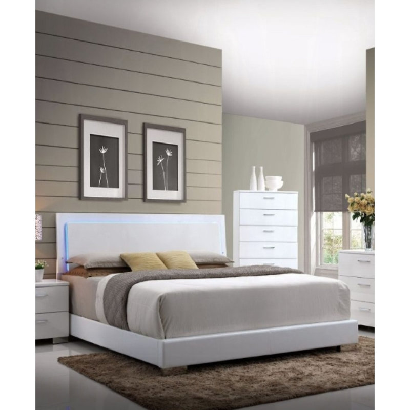 Grand lit en cuir synthétique blanc avec pieds blancs Lorimar