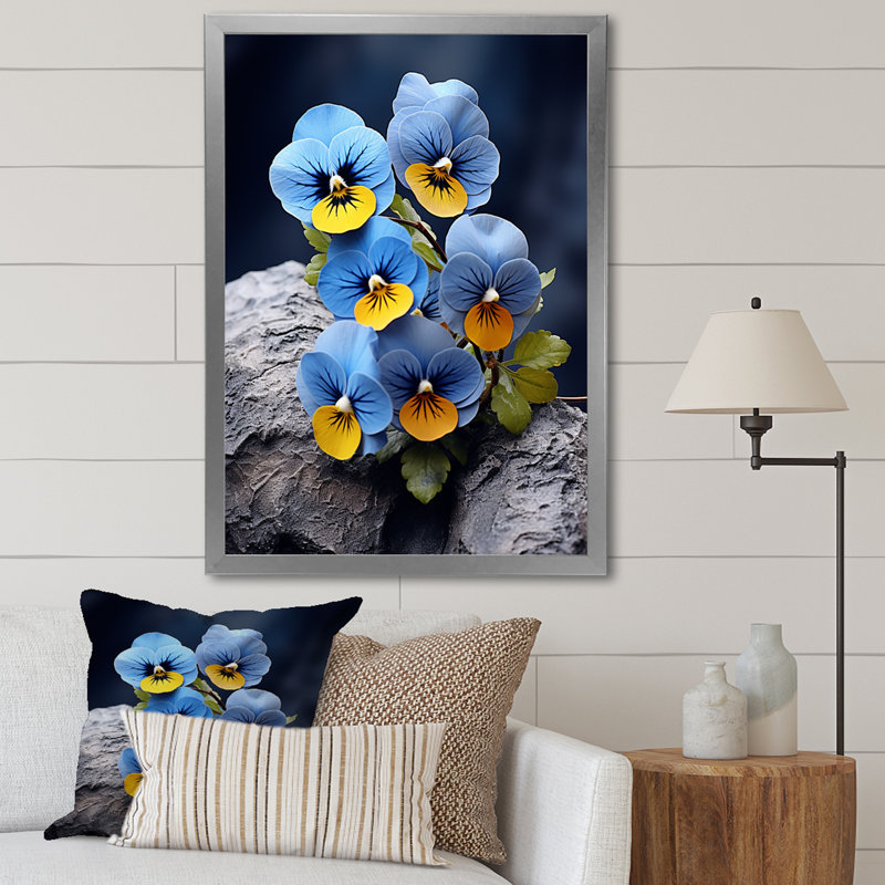«Blue Blue Pansies», photo vibrante sur toile, H 32 po x l 24 po x P 1 po, Cadre photo argenté