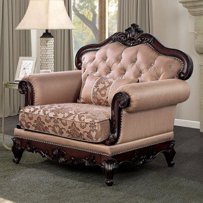 Fauteuil traditionnel en bois massif, finition cerisier foncé et marron, accoudoirs arrondis, garniture cloutée, dossier capitonné, coussin décoratif inclus, revêtement en tissu, idéal pour le salon, largeur 123 cm, profondeur 97 cm, hauteur 113 cm