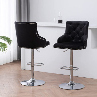 Ensemble de 2 tabourets de salle à manger à dossier haut capitonné et garniture cloutée noire Merva