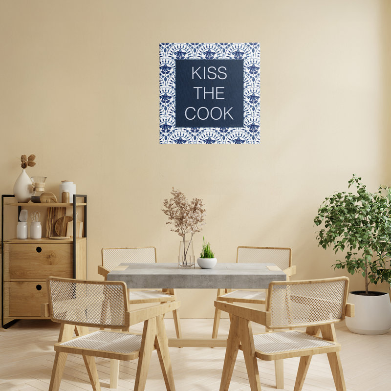 «Kiss The Cook Blue Florals», conception par Annie Lapoint, H 17 po x l 17 po