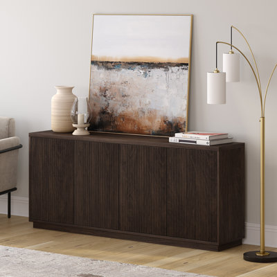 Table buffet Alston de style Mid-Century moderne de 68 po en brun d'aulne avec tablettes réglables et gestion des câbles | Buffet cannelé pour salle à manger