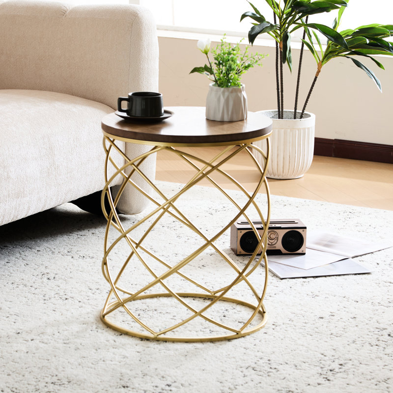 Table d'appoint moderne dorée, plateau et structure en métal, polyvalente pour une utilisation quotidienne, 17 po x 17 po x 20,5 po, aucune table et aucun cadre nécessaires d'assemblage, conception solide, 17 po X 20,5 po, requis