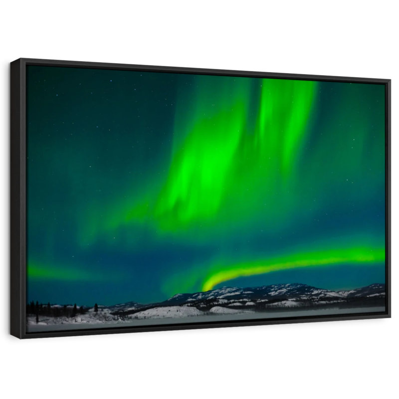 Impression sur toile Northern Lights Over Snowscape, H 37 po x l 25 po
