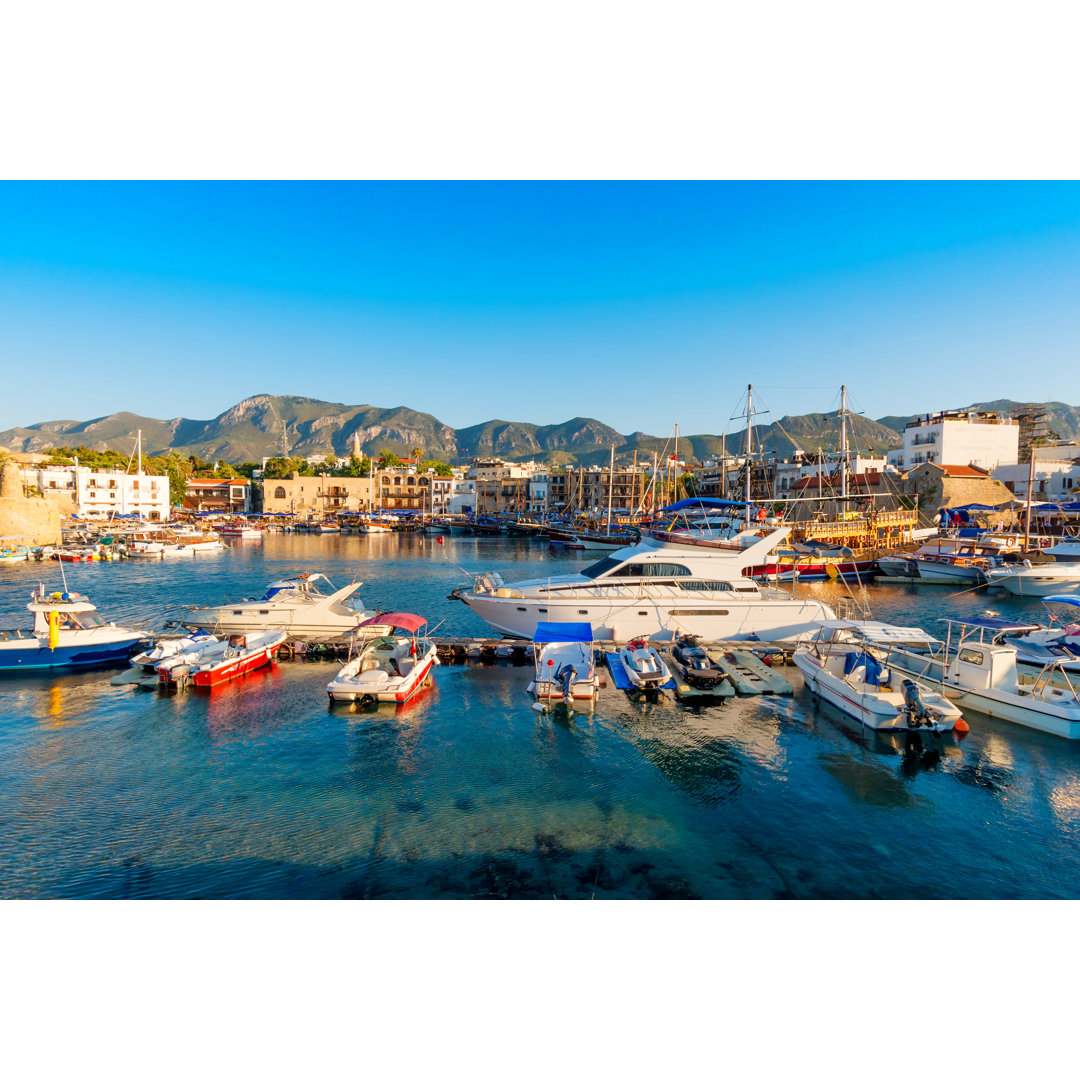 Hafen von Kyrenia (Girne) mit Burg im Hintergrund - Leinwandbild auf Leinwand