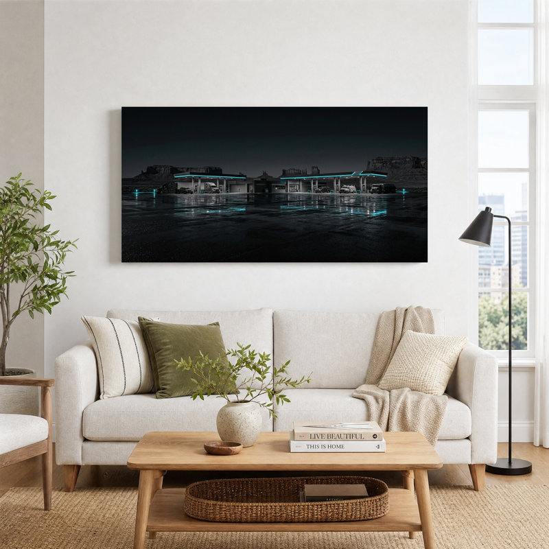 Tableau sur toile représentant une station-service du désert avec des néons turquoise, 46“W x 24”H