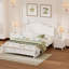 Chambre blanche avec lit plateforme en bois et deux tables de chevet 3 charmantes -