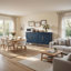 Buffet rétro bleu avec tablettes réglables et poignées sculptées élégantes pour un rangement polyvalent