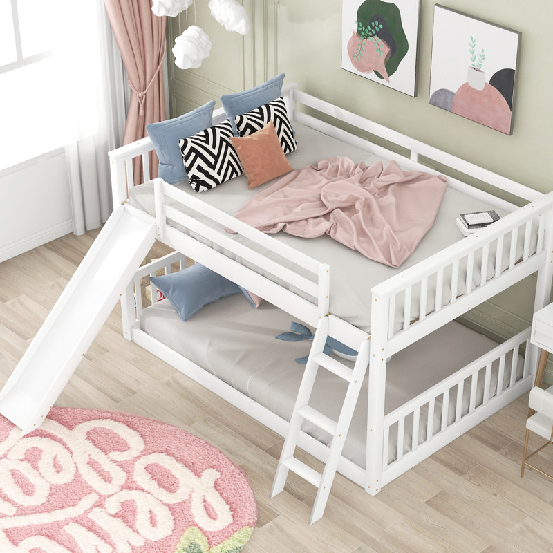 Lit superposé au-dessus d'un lit blanc avec base stable - une bonne nuit de sommeil