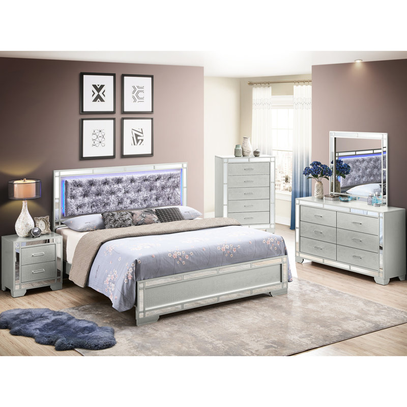 Superbe lit glamour champagne, H 57 po x l 79 P, spacieux, assemblage requis, s'harmonise avec les décors argentés convenant à divers styles