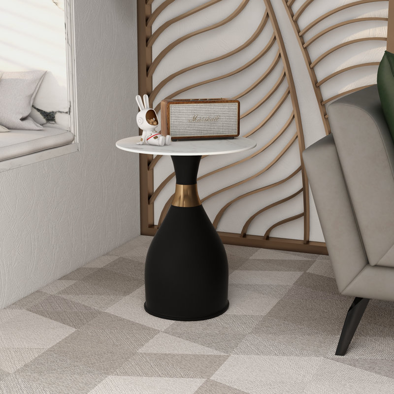  Table d'appoint ronde moderne Bento, table de bout en pierre frittée blanche de luxe avec piédestal noir et décor doré, table de chevet robuste pour le salon, la chambre à coucher et le mobilier de bureau