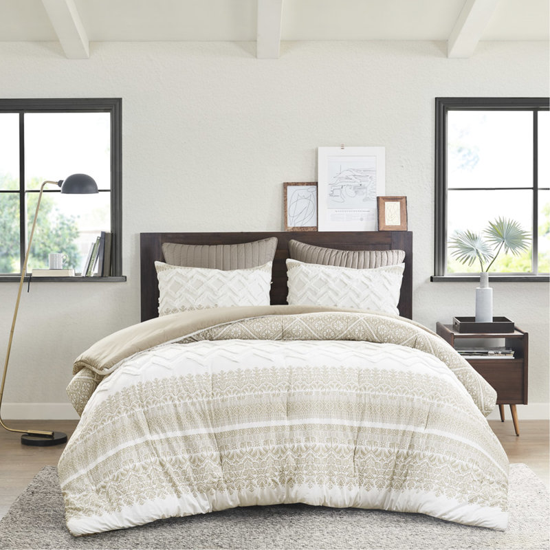 Très grand / très grand édredon. 100% coton avec chenille. Imprimé taupe. Revers uni. . 2 taies décoratives incluses. . Capitonnage en chenille 3 pièces lavable à la machine. Imprimé taupe. Et des taies décoratives.