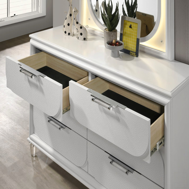 Commode contemporaine en acrylique blanc perle avec poignées en acrylique et panneaux en relief