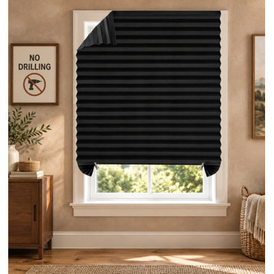 Store noir sans fil plissé de 26 x 59 pouces, sans perçage, fabriqué à partir d'un matériau 100 % polyester sans papier, offrant une occultation totale avec des clips pour une utilisation intérieure à domicile.
