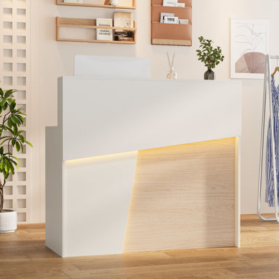 Bureau de réception rectangulaire en bois de conception irrégulière, bureau avec lumières DEL, prise de courant et tablettes pour magasin de vêtements