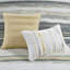 Courtepointe jaune très grand / très grand avec 6 pièces. Tranquille rayure aquarelle pour une chambre à coucher luxueuse. Tissu en microfibre et 3 coussins jaunes. Serene Stylish Soft Decorative-122457463-122457465